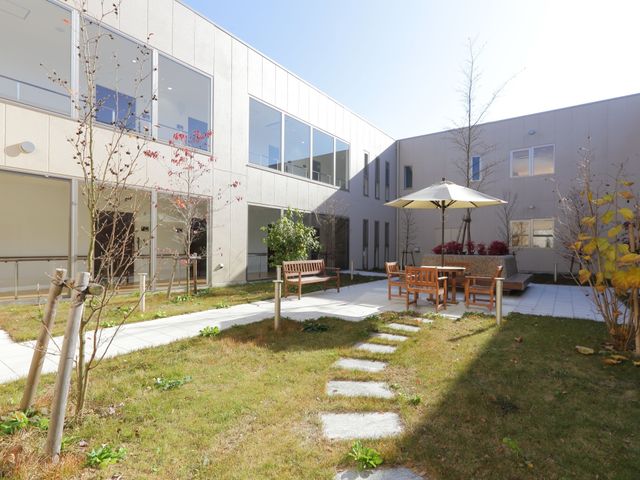 明るく開放的な中庭 ライトコート  緑豊かな中庭では、木々や植物に囲まれ心地よい時間を過ごすことができます。ベンチも設置され、穏やかなひとときをお過ごしいただけます。