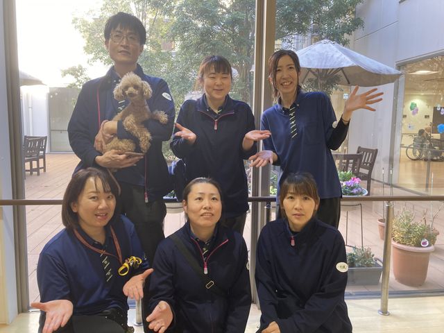 チームワーク輝くスタッフ スタッフイメージ 一緒に働く仲間として、活気に満ちたチームに参加しませんか？皆様の温かな手でサポートしていただける方をお待ちしております。