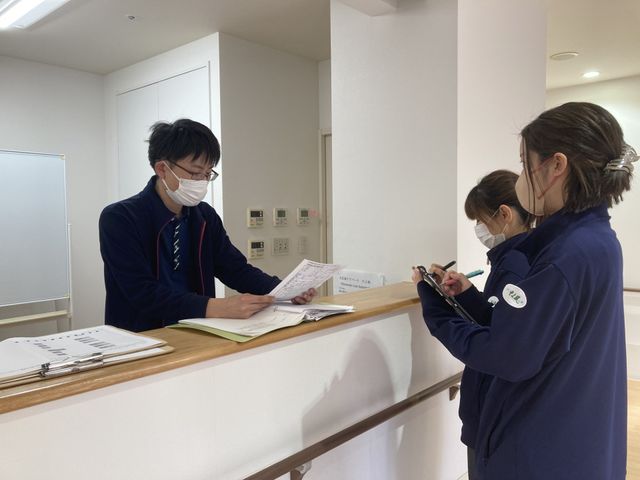 仕事をする職員の様子 フロント フロントで働く職員の日々の業務風景です。温かい対応を大切にしています。