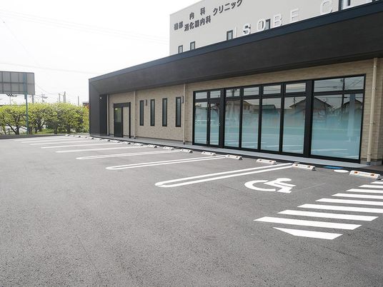 車椅子駐車場のある外観  