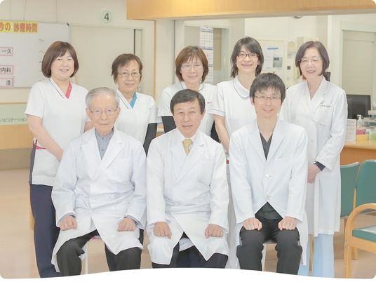 白衣の職員集合  
