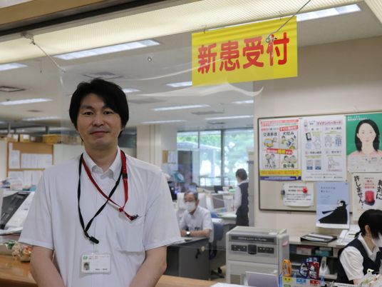 受付に立つ職員  
