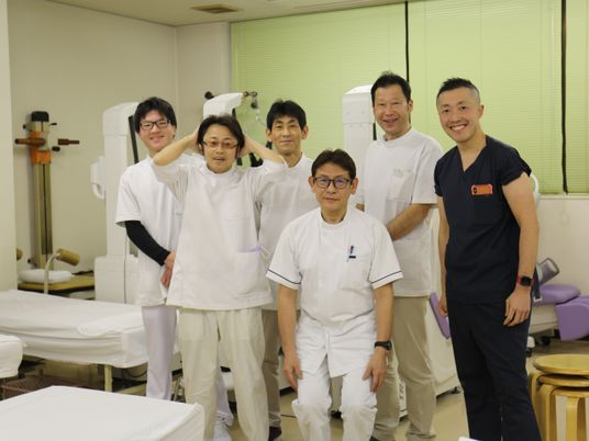 訓練室で並ぶスタッフたち  
