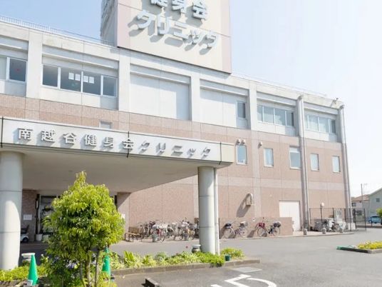 明るい外観の建物  