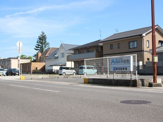施設の外観と駐車場  