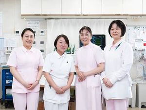 笑顔のスタッフが並ぶ室内