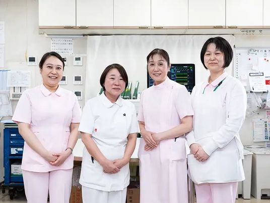 笑顔のスタッフが並ぶ室内