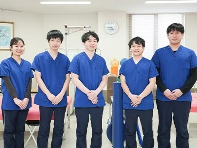 スタッフが並ぶ機能訓練室  