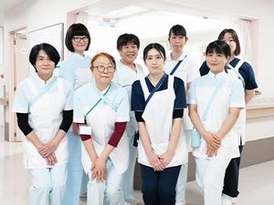 笑顔のスタッフたちの様子
