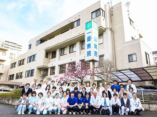 病院前の集合写真  