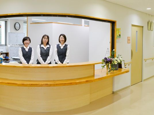 笑顔のスタッフが並ぶフロント  