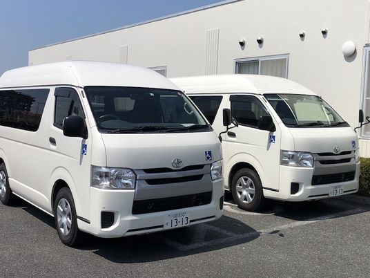 送迎車が並ぶ外観  