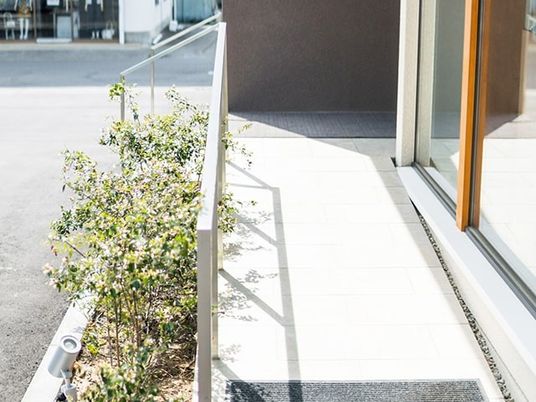 明るい玄関前の通路  