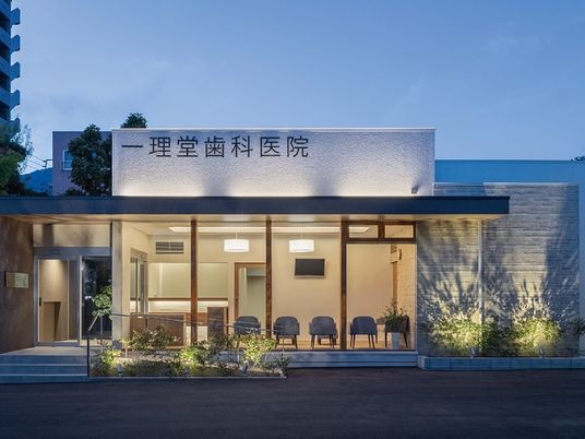 明るい外観の入口  