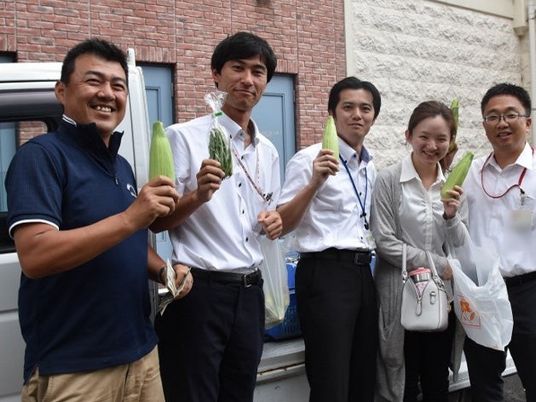 野菜を持つ職員たち  