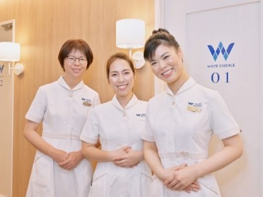 スタッフ3人のエントランス  