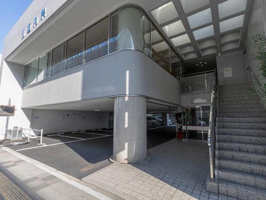 外観と入口の階段  