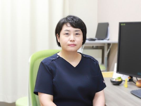スタッフの女性が座る休憩室  