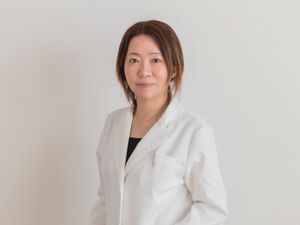 白衣の女性スタッフ  