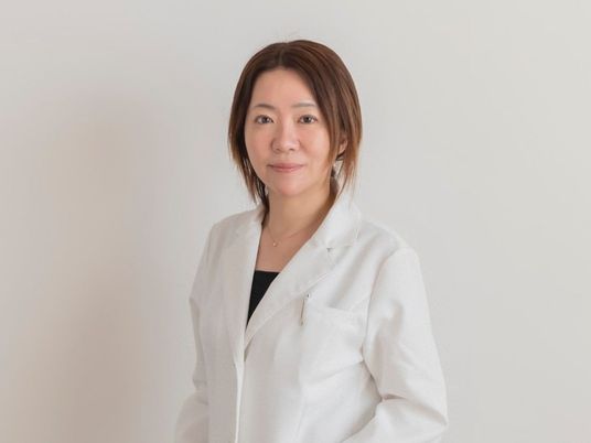 白衣の女性スタッフ  