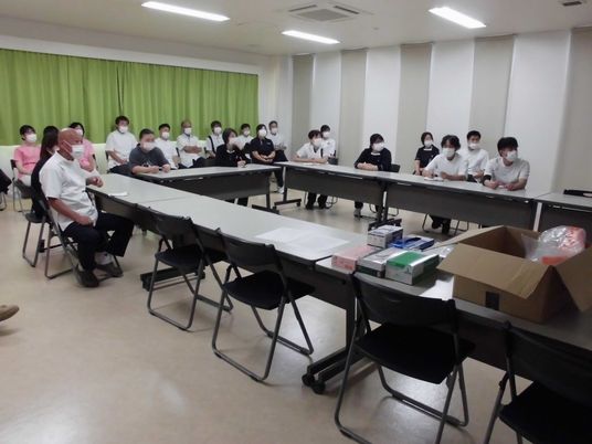 会議室での研修  