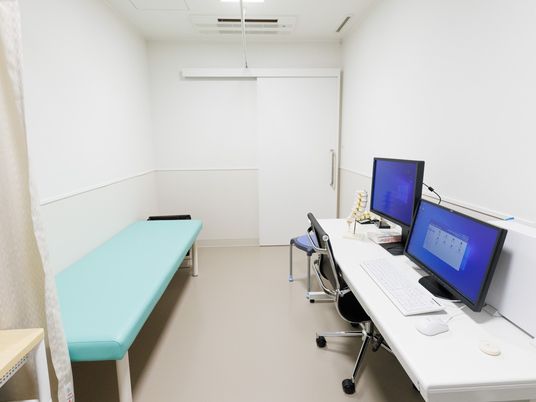 機能訓練室の診察台  