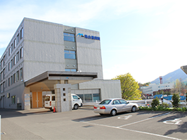 施設の外観 外観   大きな建物とゆとりのある駐車スペースがあり、車での来訪にも対応しやすそうです。入口まわりは屋根付きで、雨の日も動きやすい印象です。