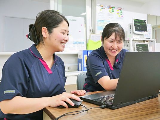 スタッフがPCを囲む休憩室  