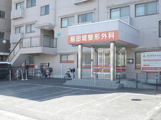 病院の正面玄関  