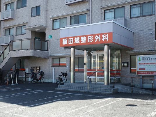 病院の正面入口  
