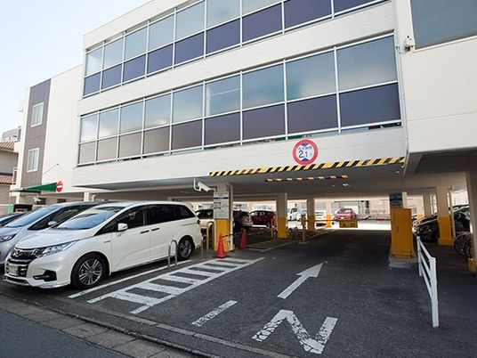 車寄せのある建物外観  