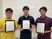 認定証を持つ職員3人の集合  