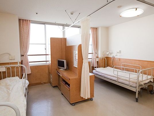 明るい居室のベッド2台  
