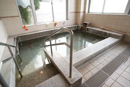 広々とした明るい浴室