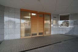 木目調のエントランス