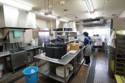 キッチン作業の様子