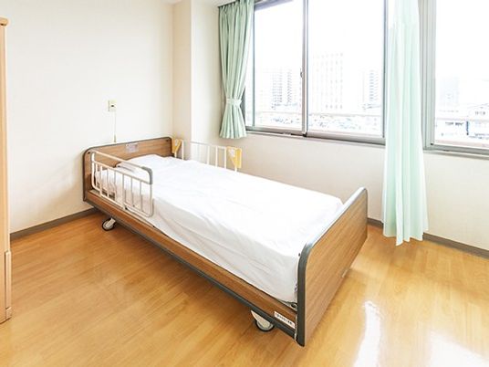 明るい居室のベッド  