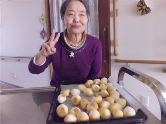 笑顔の女性と手作りおやつ