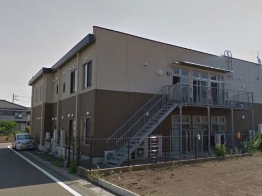 茶色の建物の外観