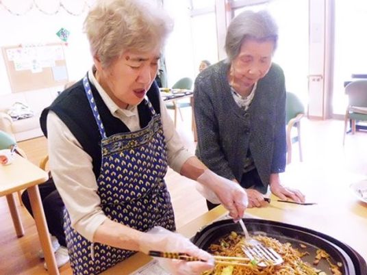 料理をする高齢者二人