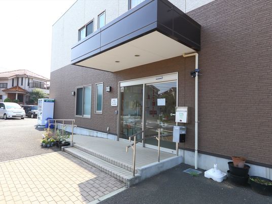 明るいエントランス外観