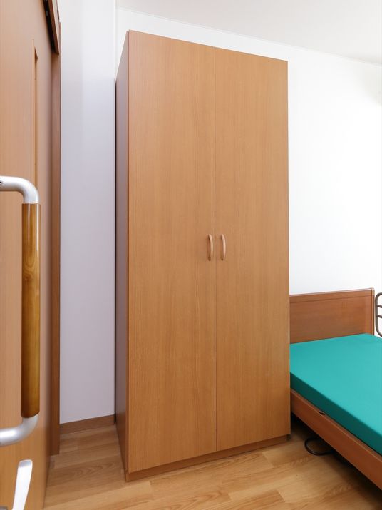 茶色いクローゼットとベッド