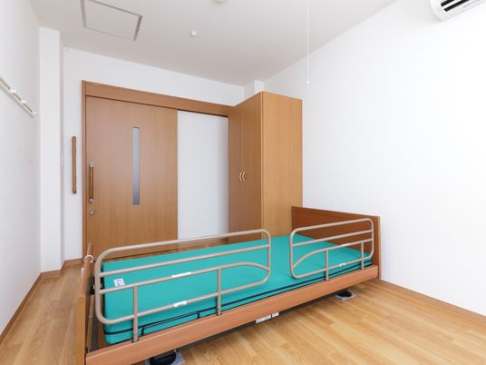 居室のベッドと扉