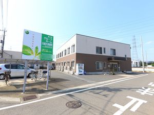 明るい外観の建物