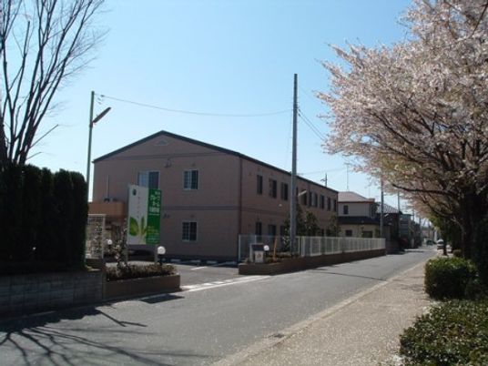 桜並木沿いの建物外観