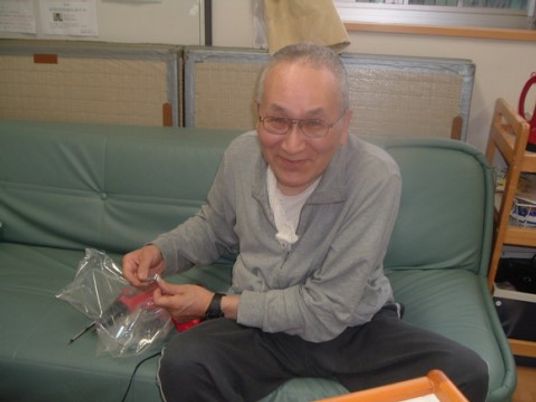 笑顔の男性とソファ