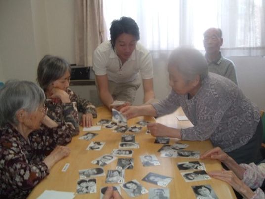 カードゲームを楽しむ人々