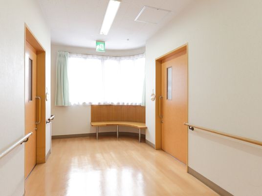 明るい廊下の角から視点