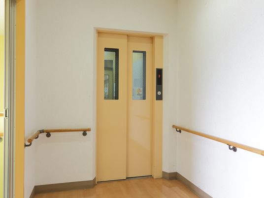 手すり付き廊下とエレベーター