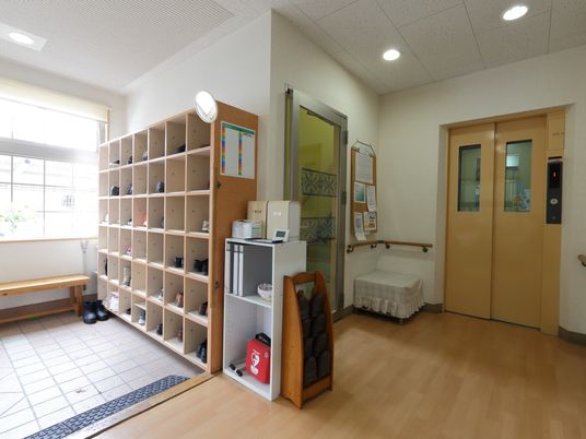 エントランスのロッカーとベンチ